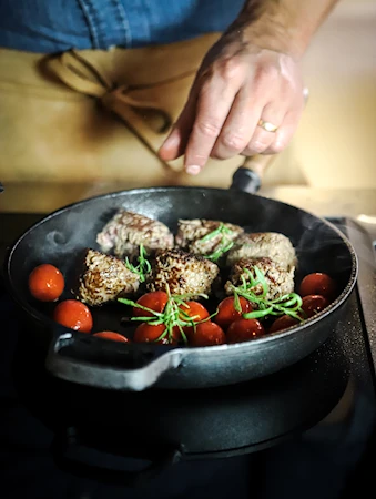 Nordwik Stegepande Støbejern 28 Cm Med Håndtag I Valnøddetræ Og Glaslåg 5 Nordwik Stegepande Støbejern 28 Cm Med Håndtag I Valnøddetræ Og Glaslåg - Billede 5