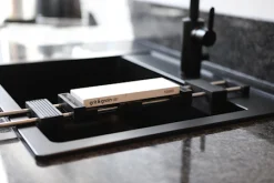 Grit&Grain Sink Bridge Slibestensholder 7 Grit&Grain Sink Bridge Slibestensholder -KitchenTime butik 1f73f106 65e7 45b3 a3a6 8f01ba4663af