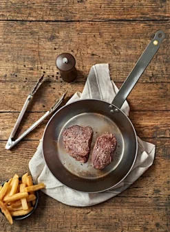 De Buyer BOX #STEAKLOVER Mineral B Stegepande Ø 26cm + Køkkentang + Peberkværn -KitchenTime butik 2d3efb58 9360 401d b1de ccf8d42ae619