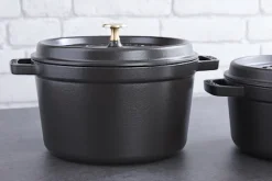 Staub Rund Gryde 24 Cm 4,8 Liter Mat Sort 5 Staub Rund Gryde 24 Cm 4,8 Liter Mat Sort -KitchenTime butik 32ebcd2e 28e9 48b5 9bb4 db82a51beff4