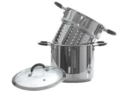 Ronneby Bruk Gryde 6 Liter, Med Pastaindsats Og Silikoneeklædte Håndtag.