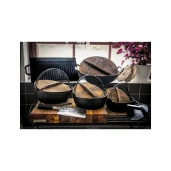 Satake Nabe Wok I Støbejern Med Glaslåg Til Tilberedning, Trælåg Til Servering Og Underlag. Ø 36 Cm. -KitchenTime butik 573ee773 4dd9 44d2 870f 02693875e16d