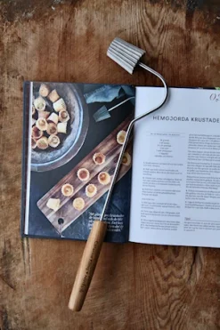 Nordwik Catarina König Krustadejern Med Håndtag I Eg -KitchenTime butik 6f26e382 f1d7 4ec6 a527 f4c979c8b79c