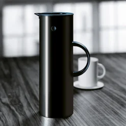 EM77 Stelton-termokande Sort 3 EM77 Stelton-termokande Sort -KitchenTime butik 85e70204 5881 40ed 808d 489afc0e1a2a