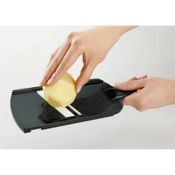 Kyocera Julienne Med Keramiskt Blad, Sort -KitchenTime butik a8046316 f5ed 4328 a327 0351090b29de