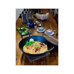 Satake Nabe Wok I Støbejern Med Glaslåg Til Tilberedning, Trælåg Til Servering Og Underlag. Ø 36 Cm. -KitchenTime butik dca05caa 1c5a 415c 8409 f40c4367c235